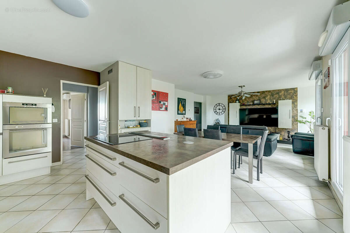 Appartement à DECINES-CHARPIEU