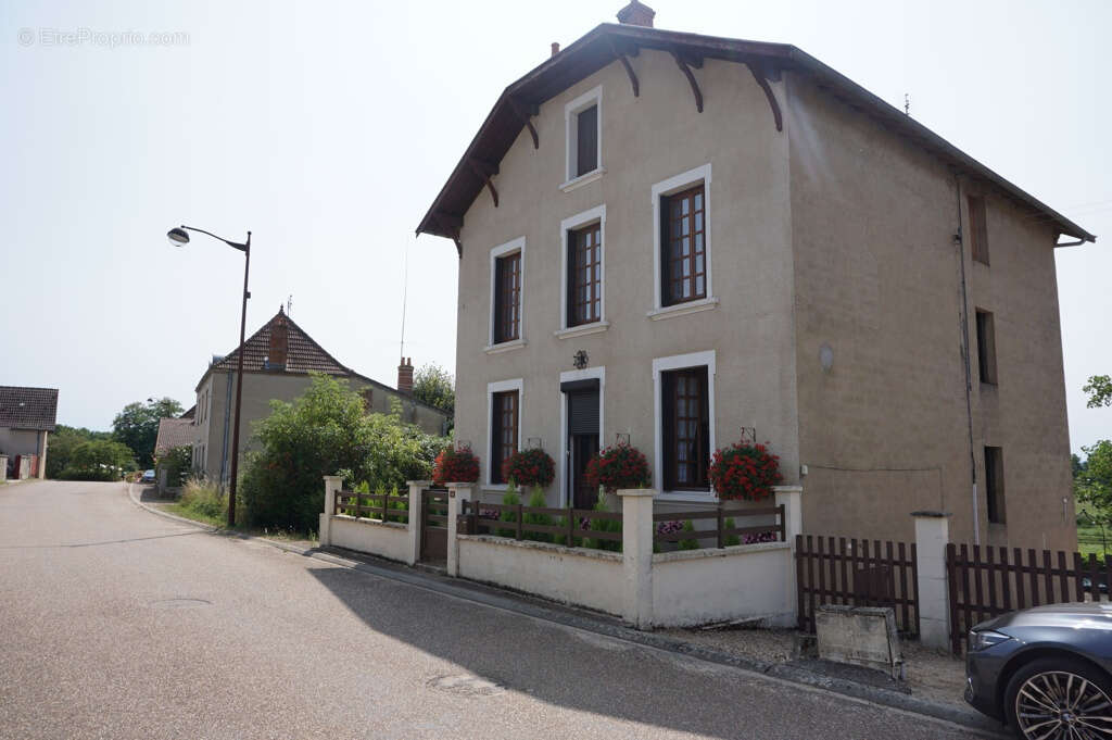 Maison à SAINT-YAN