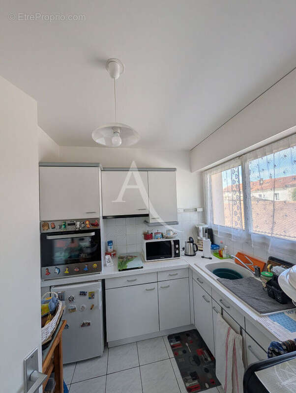 Appartement T2 avec locataire en place - Résidence sécurisée avec ascenseur, parking et cave - photo 2