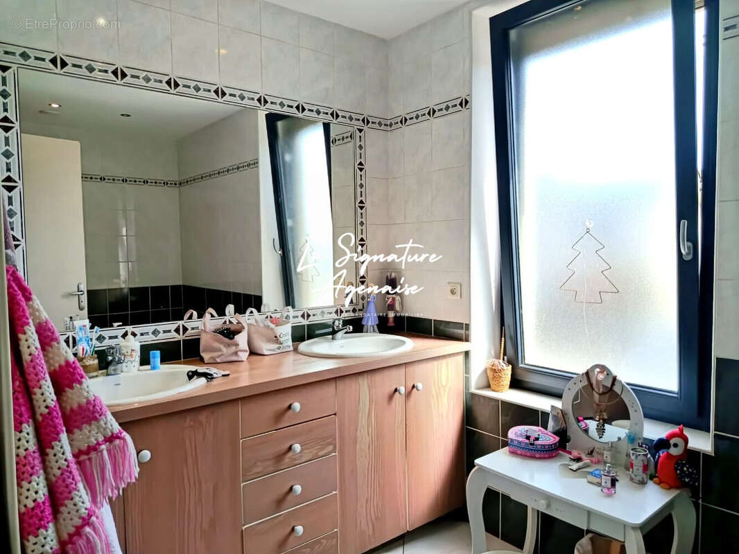 Maison 178 m² à Saint-Hilaire-De-Lusignan  - photo 8