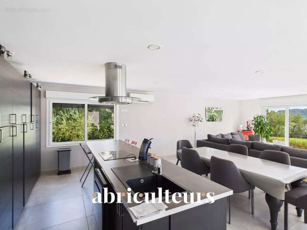 Maison à BAGNOLS-EN-FORET