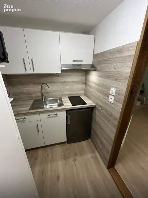 cuisinette neuve du F1 + penderie à gauche