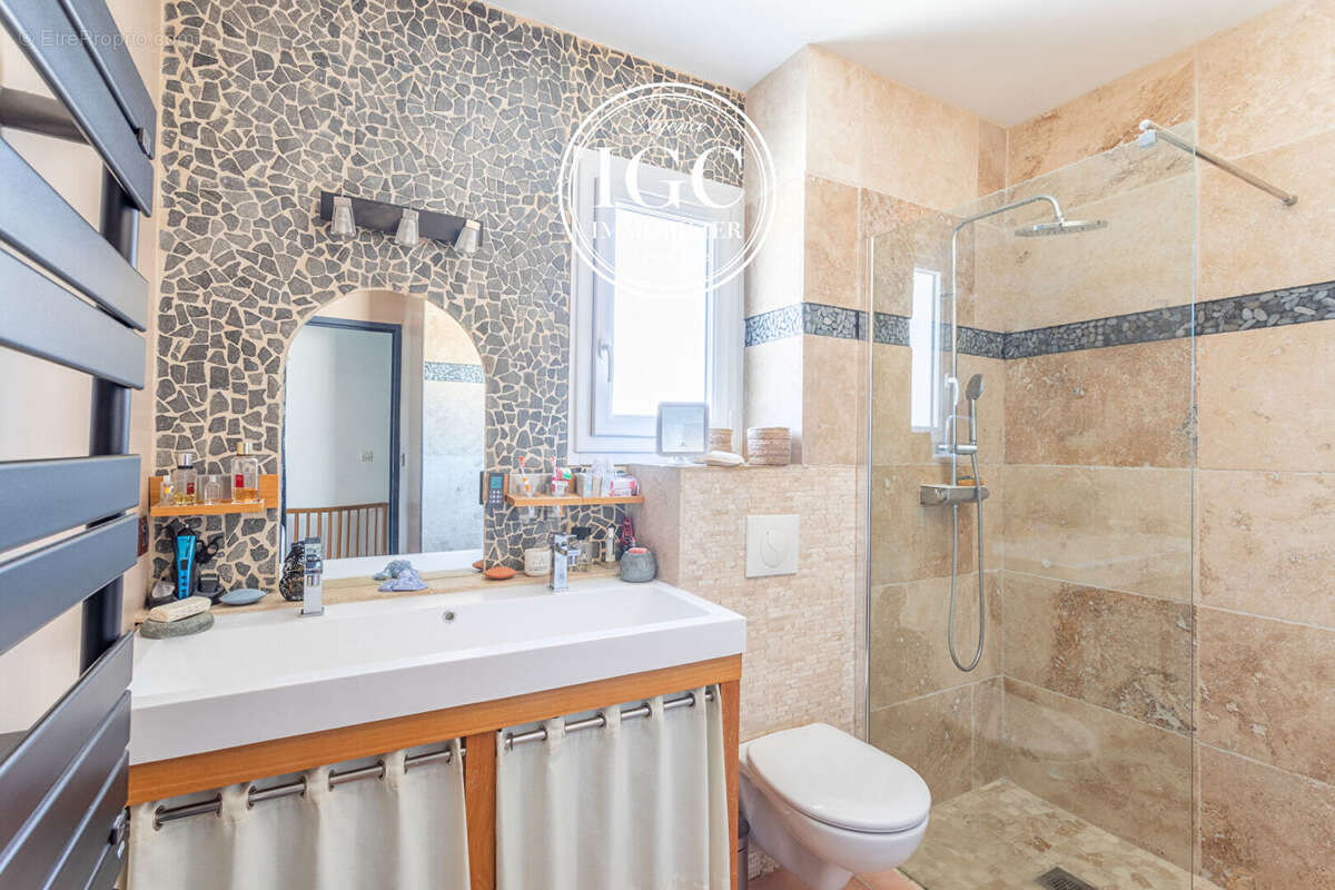 Maison t4 - 113 m² - piscine - garage - mont d'or - hopital nord - 458 m² terrain - photo 18