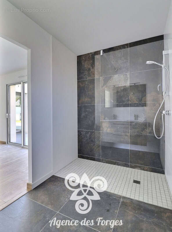 Maison à SAINT-MACAIRE-EN-MAUGES