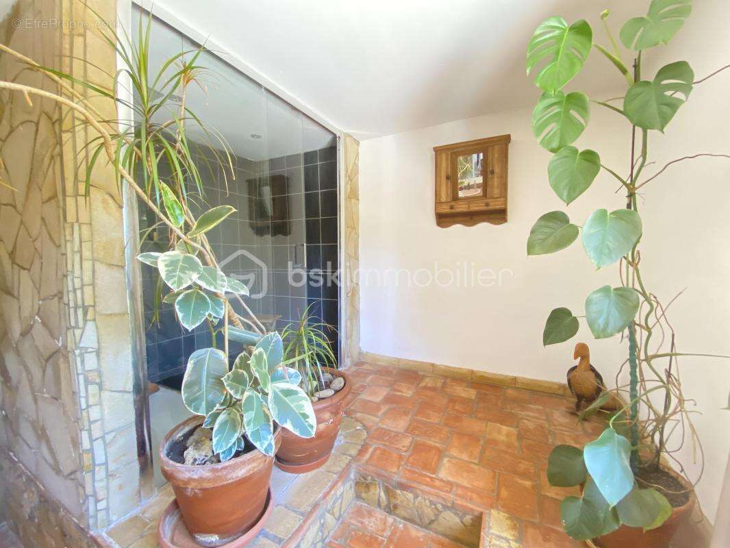 Maison à LA ROQUE-D&#039;ANTHERON