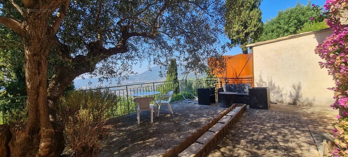 Maison à CASTAGNIERS