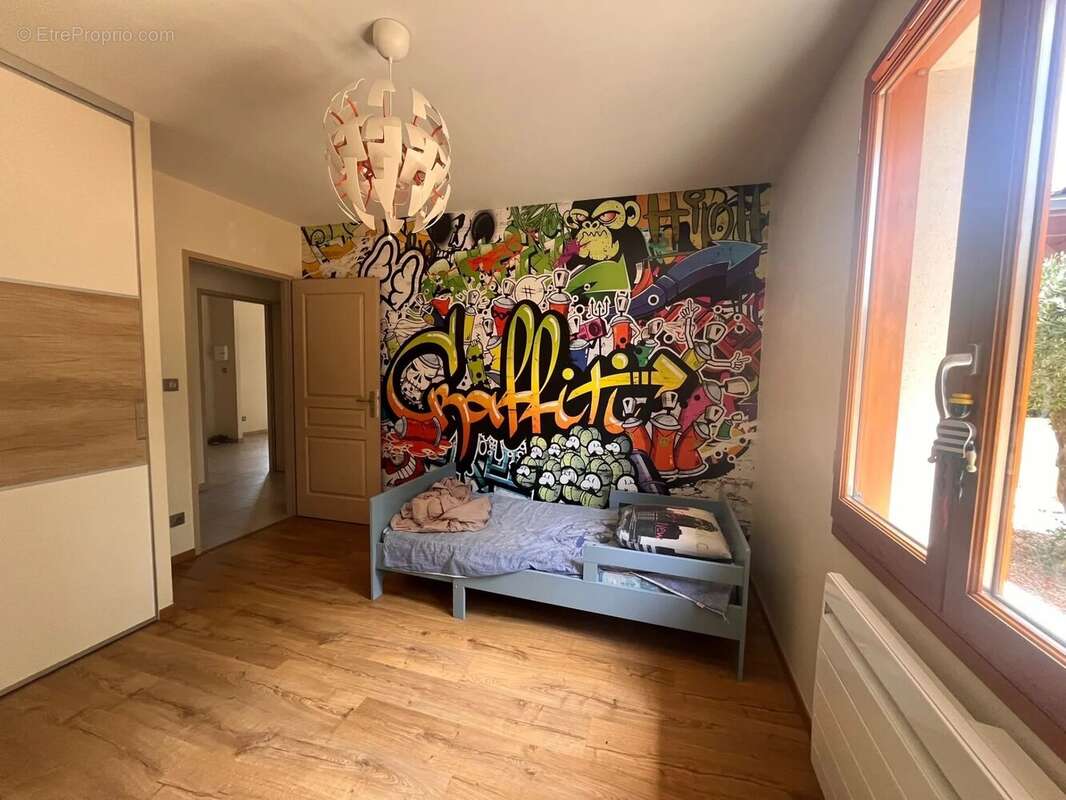 GRANDE MAISON de plain pied avec garage ,jardin,piscine. - photo 14