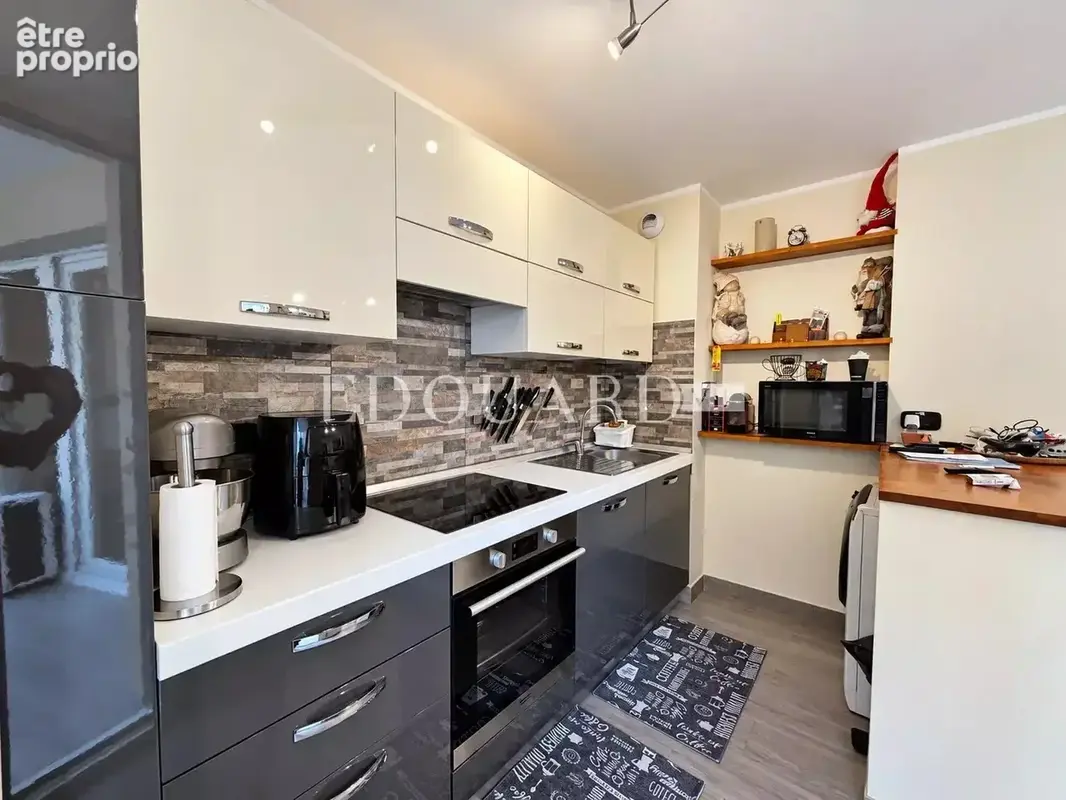 Deux pièces rénové à vendre avec terrasse et cave, au premier étage d’un immeuble moderne - photo 3