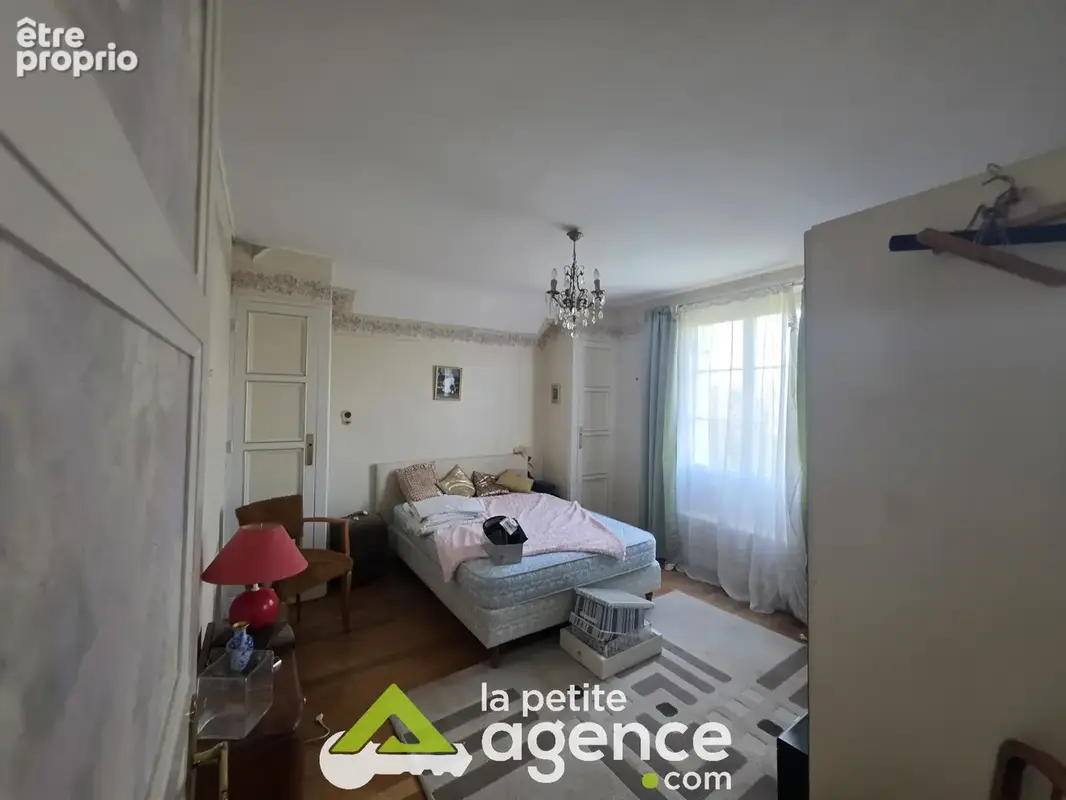 DUN SUR AURON : Belle maison comprenant cinq chambres édifiée sur 1570 m2 de terrain clos et arboré sur sous-s - photo 9