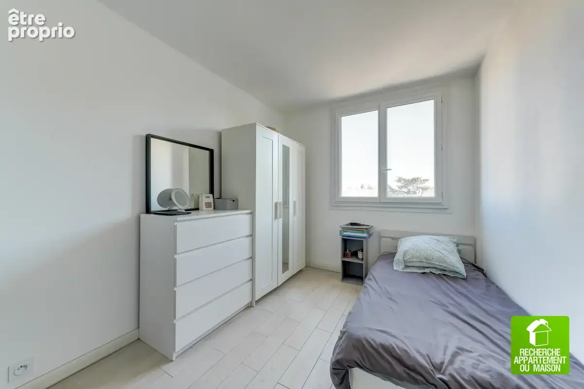 T4 rénové 71 m2 - Mermoz - La Plaine Santy - photo 11