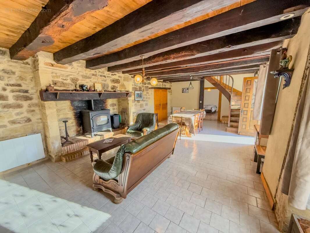 Deux maisons périgourdines en pierre avec dépendances, piscine et terrain. - photo 17