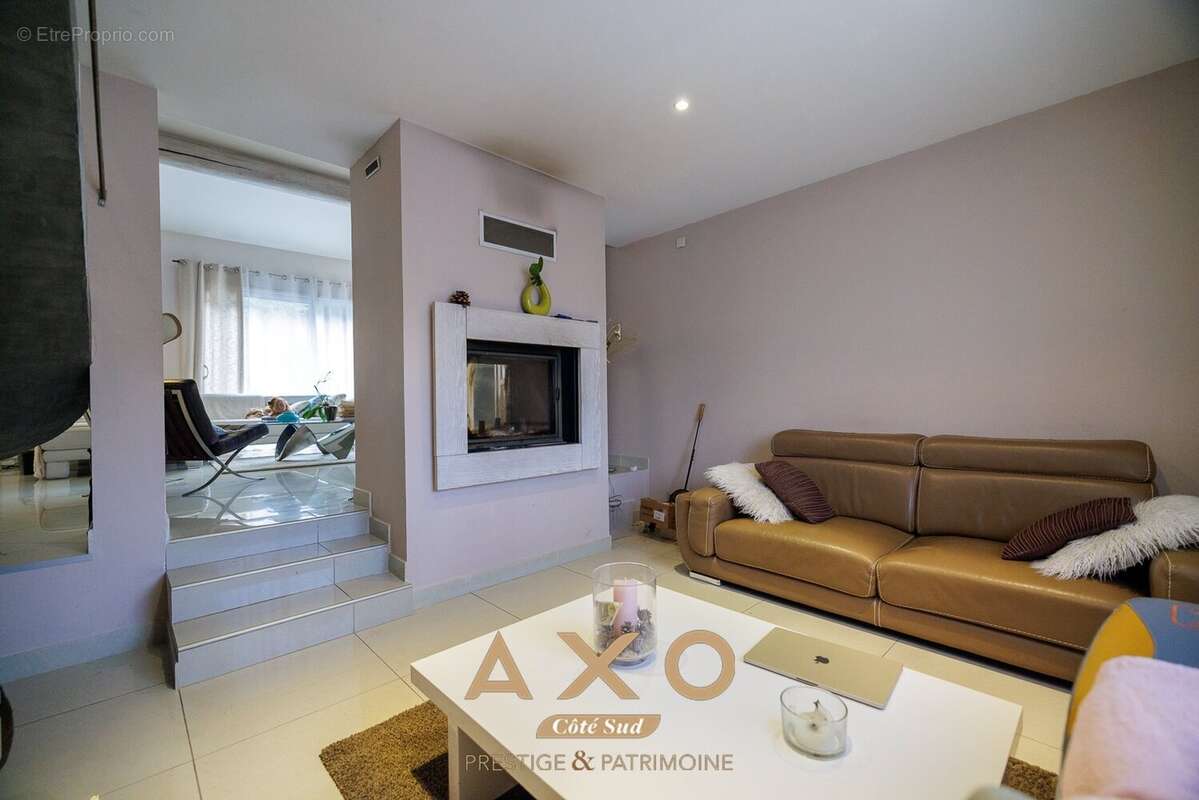 Maison à SIMIANE-COLLONGUE