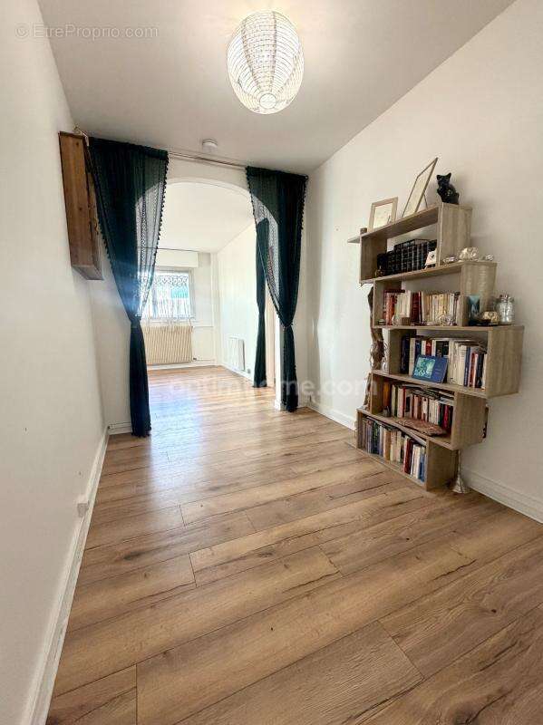 Appartement 3 pièces 2 chambres avec loggia, cave et parking - photo 7