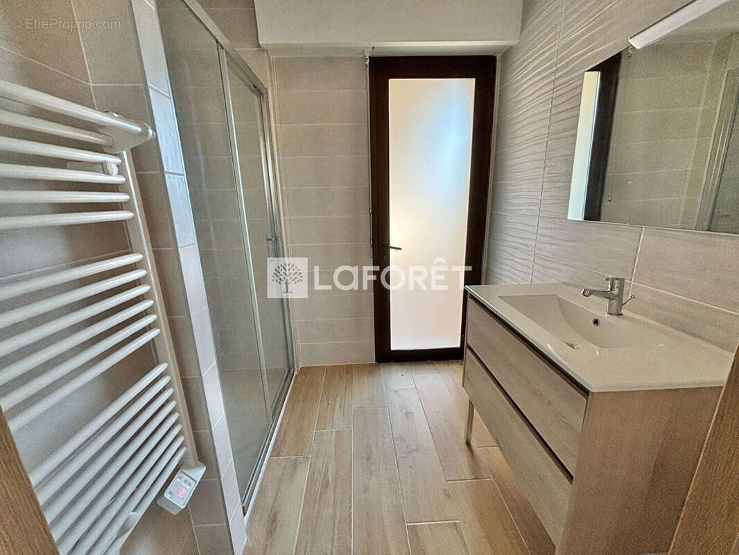 Appartement à SAINT-LAURENT-DU-VAR