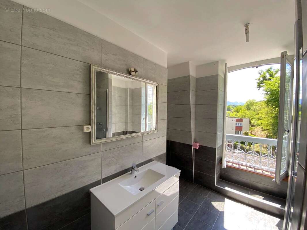Appartement à NAY