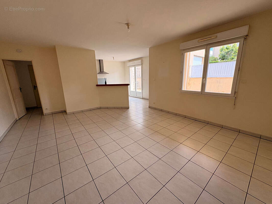 Buxerolles - bel appartement  2 pièce(s) 54 m2 - jardinet - parking privatif. - photo 2