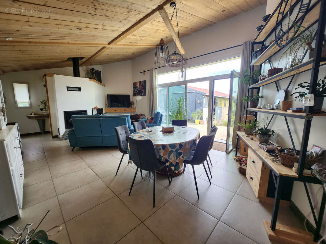 Maison avec 3 chambres dont une parentale, grande dépendance de 89m2 et spa intérieur. - photo 21