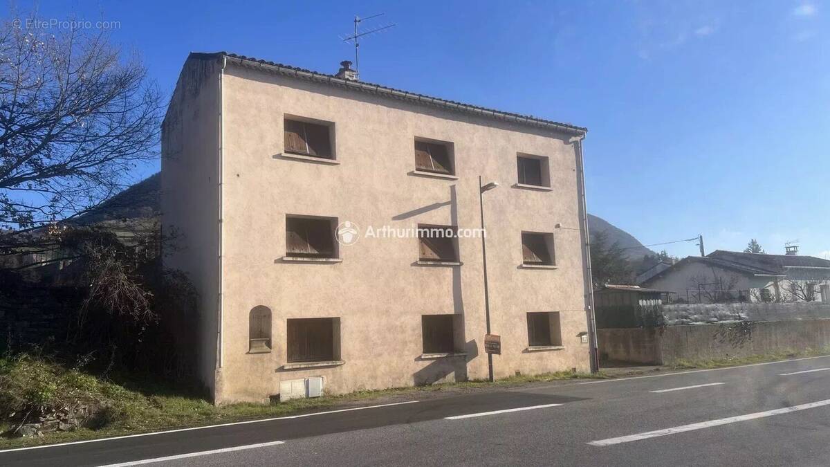 Maison à SAINT-GEORGES-DE-LUZENCON