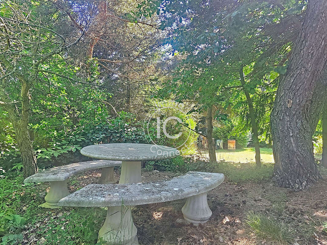 Maison à potentiel avec terrain boisé au calme - photo 12