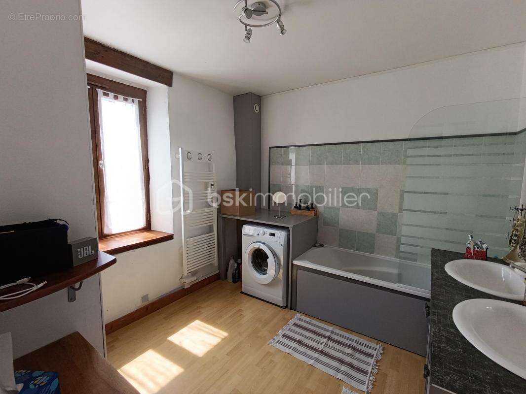 Maison à CHARNECLES