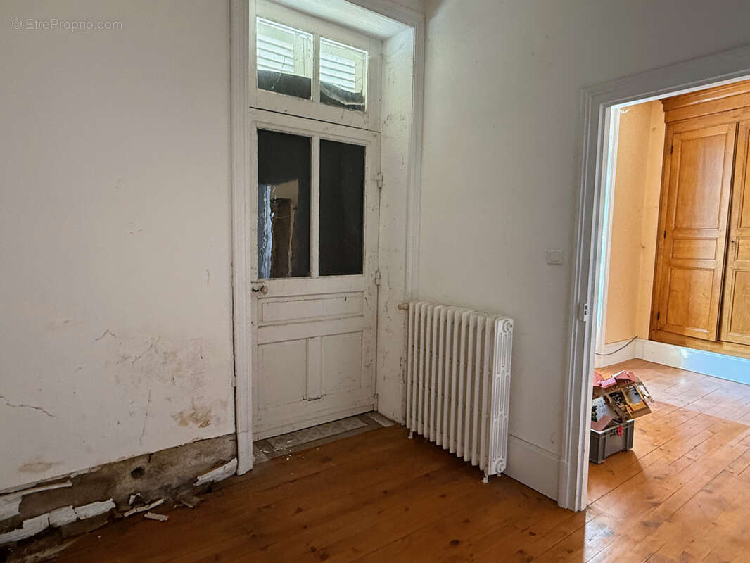 Auv 1227 : Maison de bourg à rénover, jardin, garages et grange - photo 66