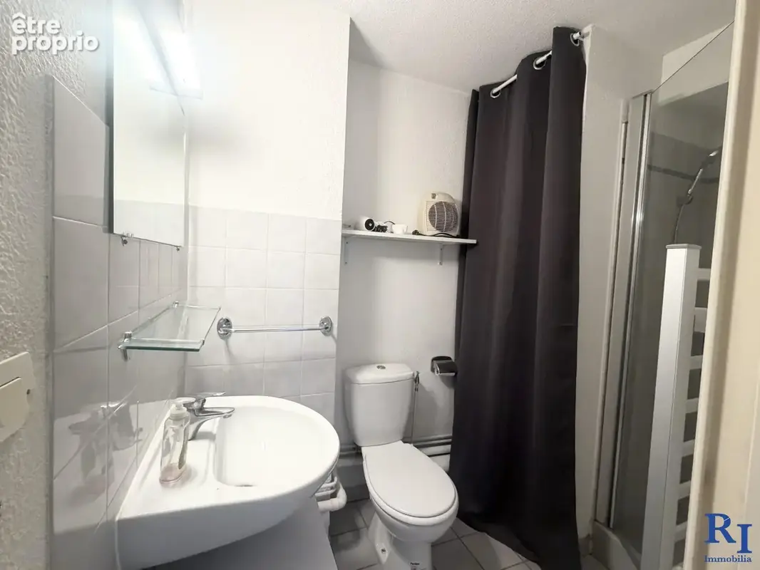 Salle d'eau avec WC