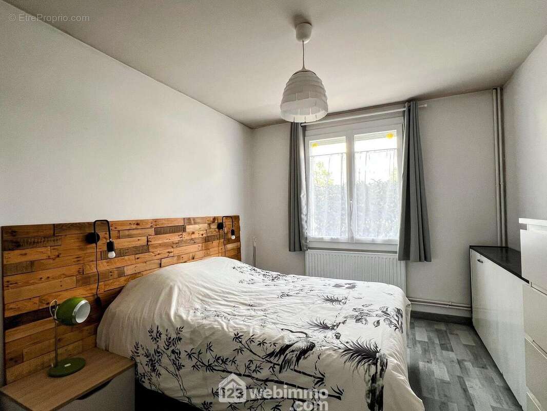 L'espace nuit se compose de 2 belles chambres... - Maison à AVRILLE