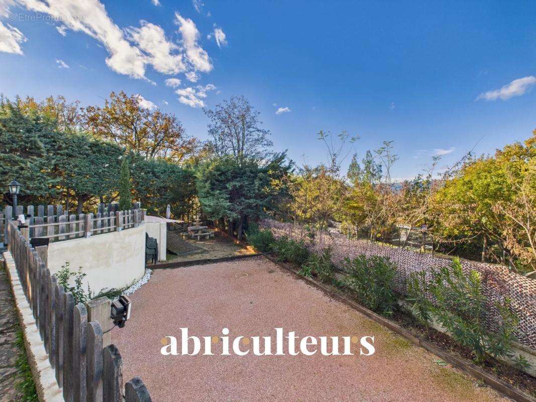 Maison à LA ROQUE-D&#039;ANTHERON