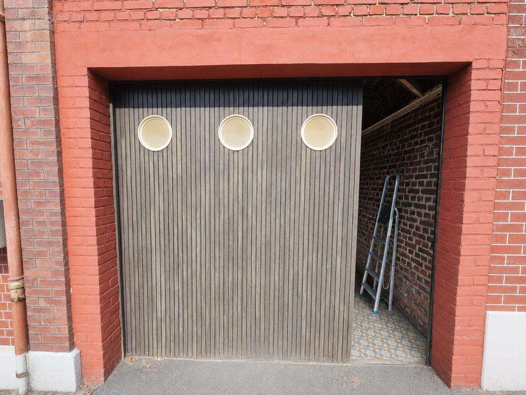 Semi-individuelle à rénover  avec garage, jardin, sous-sol - photo 2