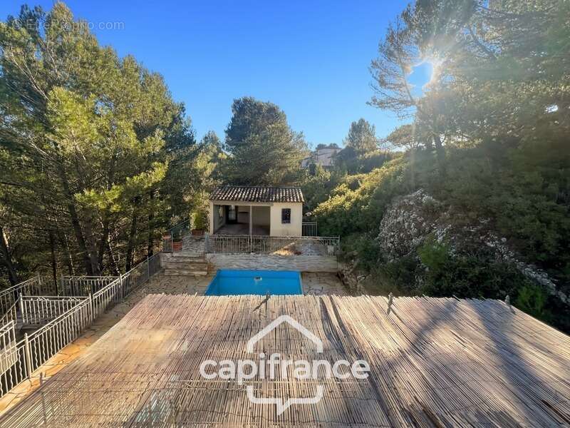 Domaine et Golf de Pont Royal, belle  propriété de 290 m2 établie sur un terrain de 2600 m2, cinq chambres, un bureau, piscine,  - photo 30