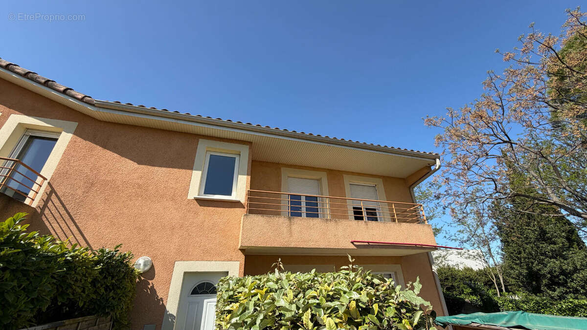 Appartement à ENTRAIGUES-SUR-LA-SORGUE