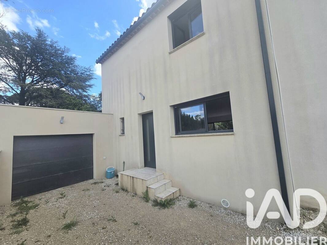 Photo 1 - Maison à ENTRAIGUES-SUR-LA-SORGUE