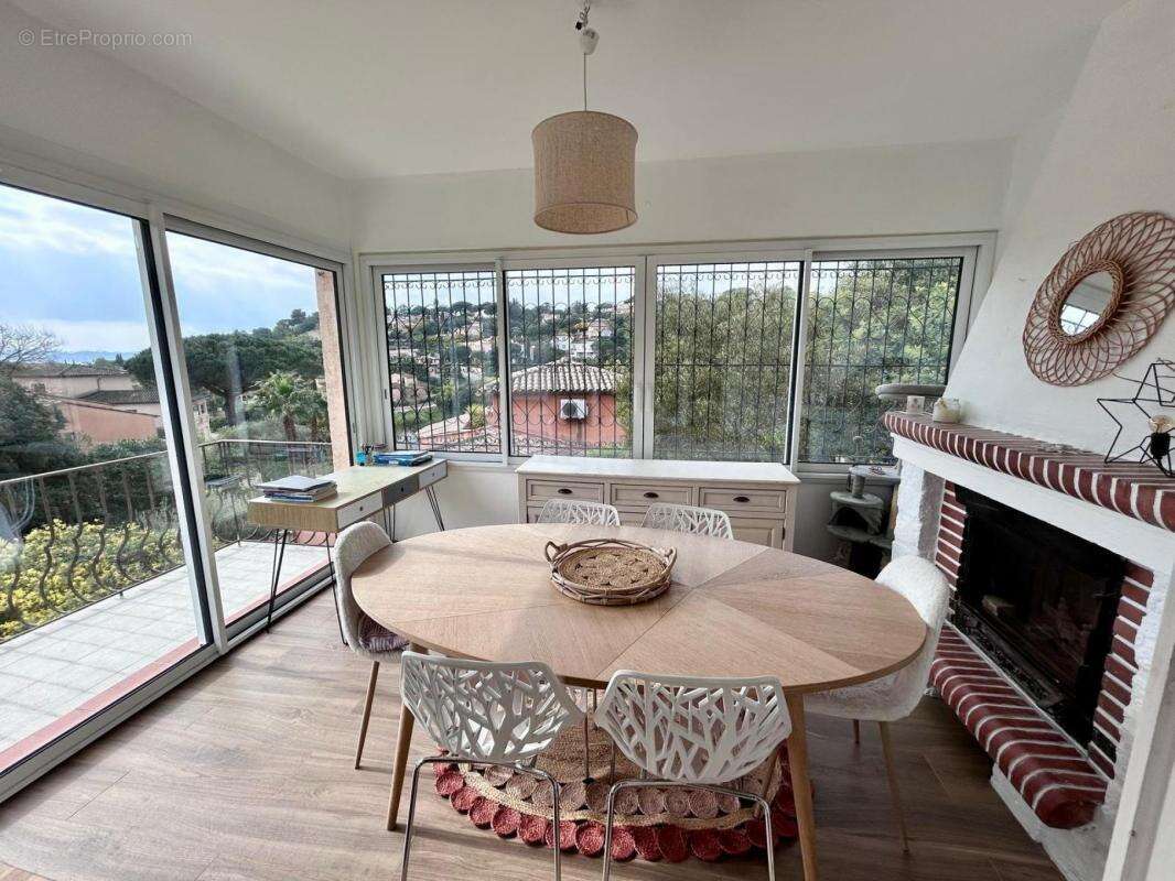 Appartement à ROQUEBRUNE-SUR-ARGENS