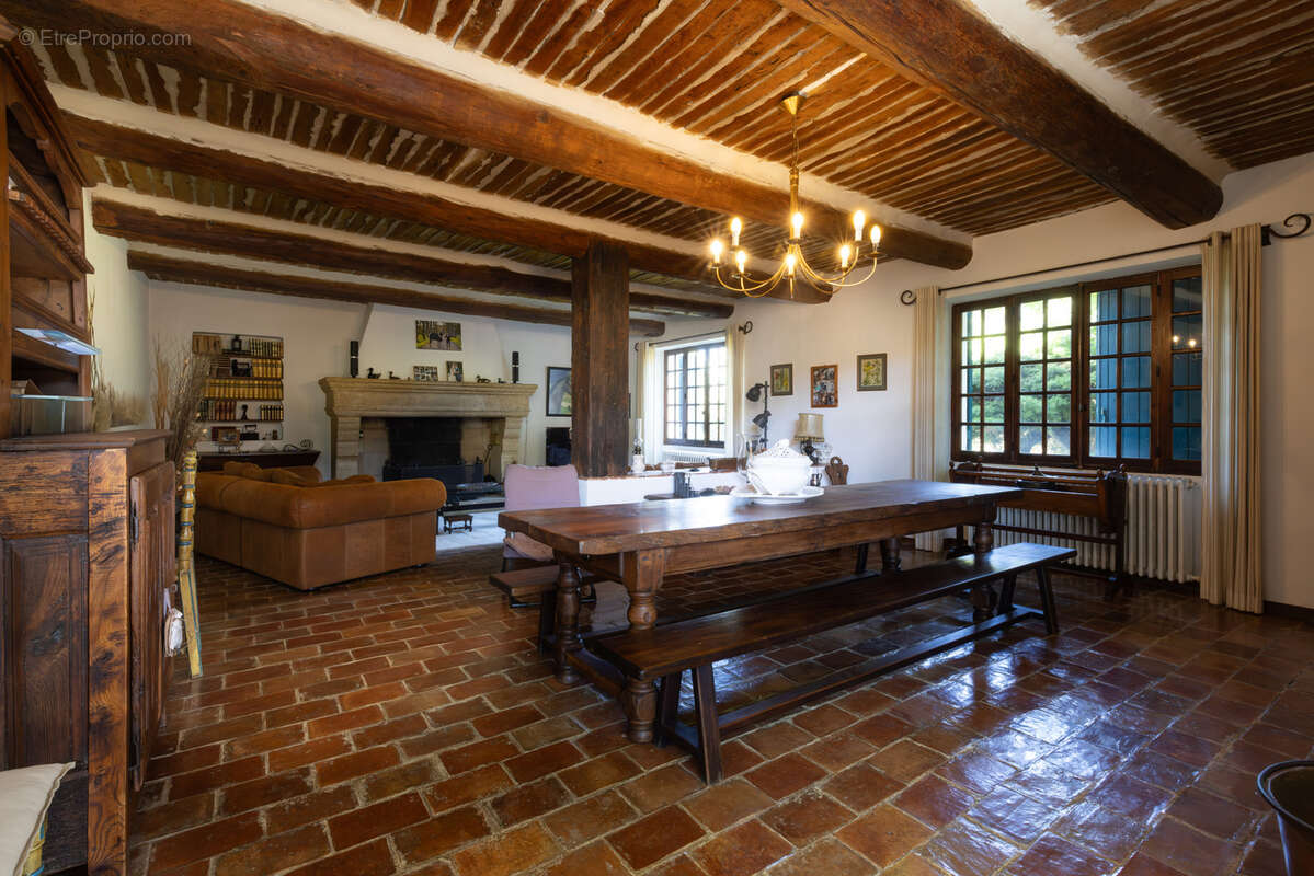 Maison à LE PUY-SAINTE-REPARADE