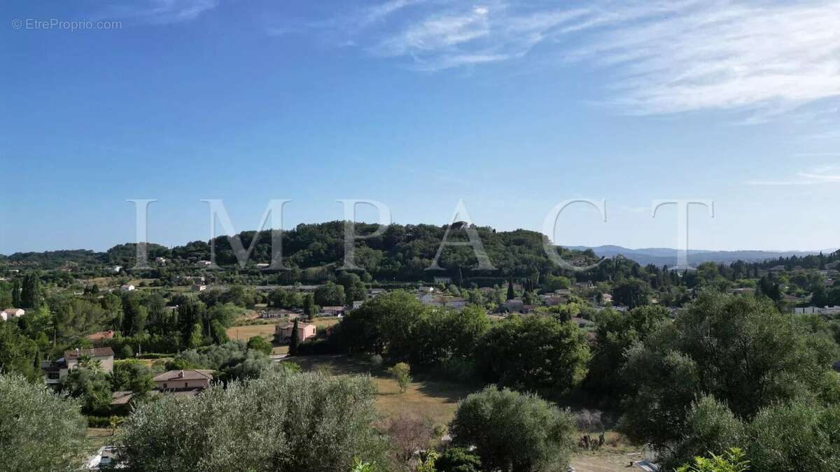 Terrain à CHATEAUNEUF-GRASSE