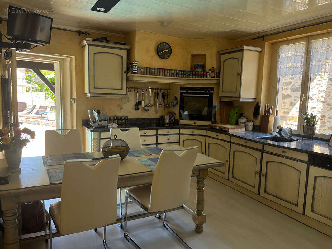 Élégante propriété de caractère avec trois habitations, piscine et cadre privilégié - photo 6
