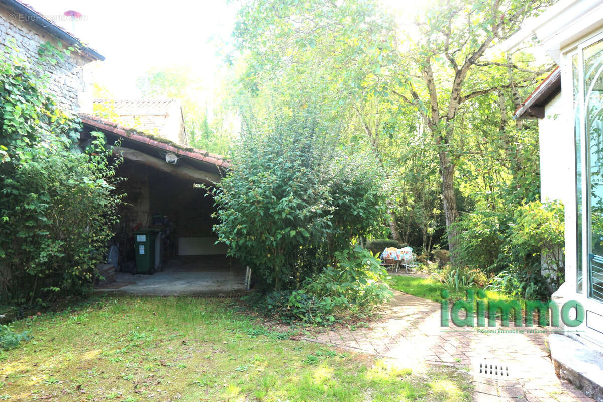 Vous aimez les vieilles pierres,la campagne..ensemble immobilier de 190 m2 avec 2 maisons sur un beau parc arb - photo 15