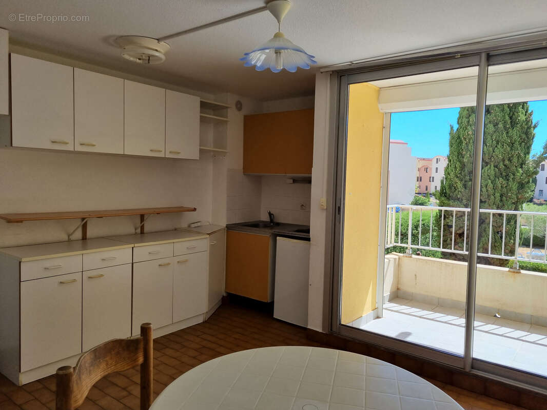 A vendre - gruissan - au coeur du port et proche de plage du grazel -  appartement 4 couchages - terrasse - pi - photo 4