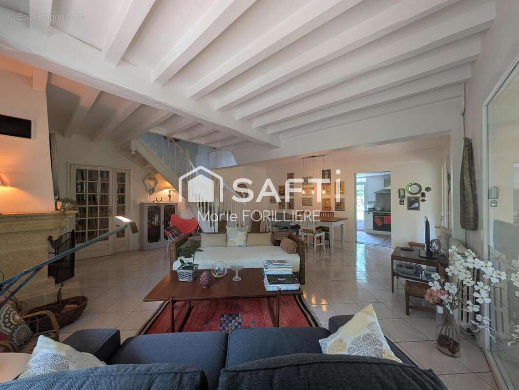 Maison 325 m² à Bayas  - photo 5