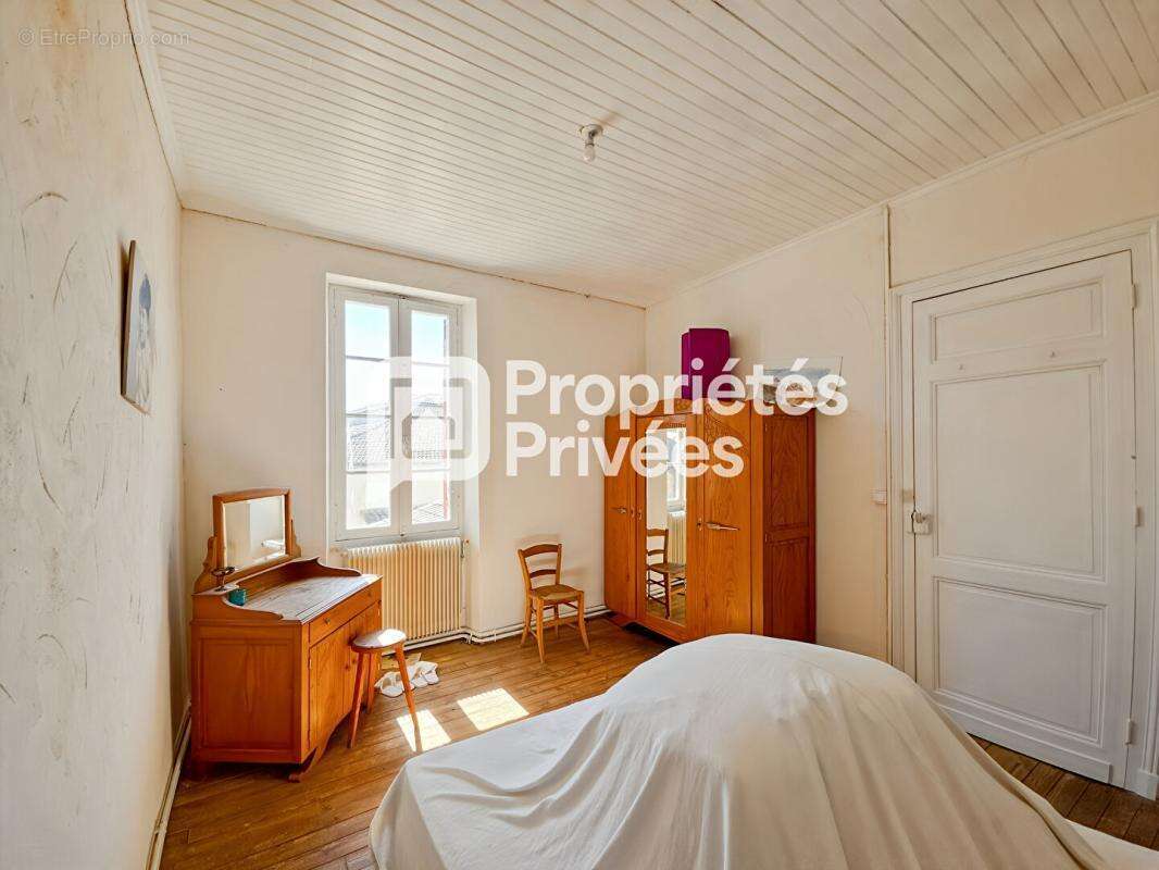 Grande maison en pierre à rénover avec jardin, dépendances et fort potentiel - photo 15