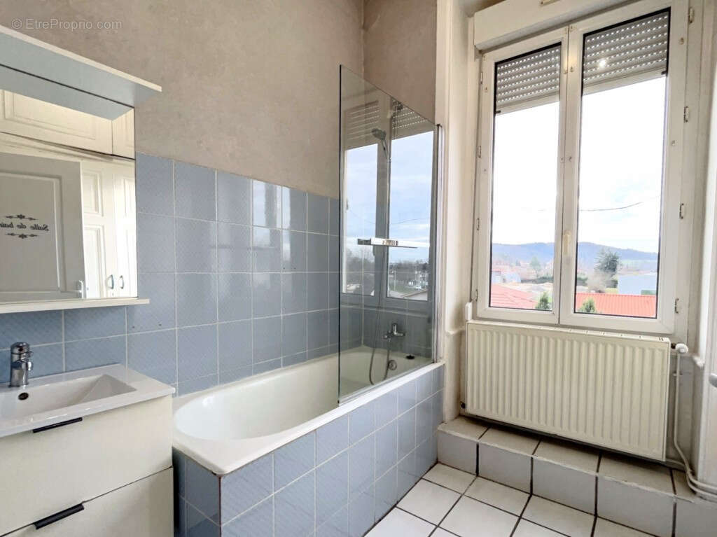 01640 Jujurieux   Appartement T4 de 88 m2 avec garage privatif électrifié, stationnement et espace vert - photo 9