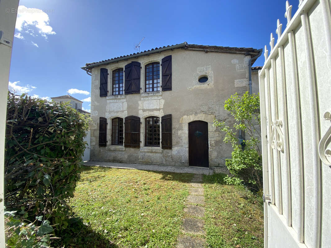 6KM GARE ANGOULEME Exceptionnellement rare ! Maison ancienne rénovée + maison annexe, terrain, piscine. - photo 9
