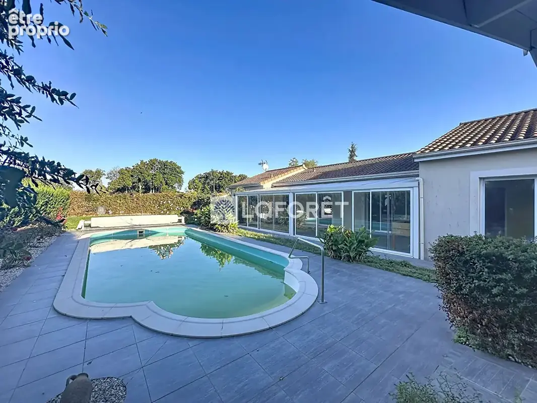 Élégante maison de plain-pied avec piscine chauuffée - photo 2
