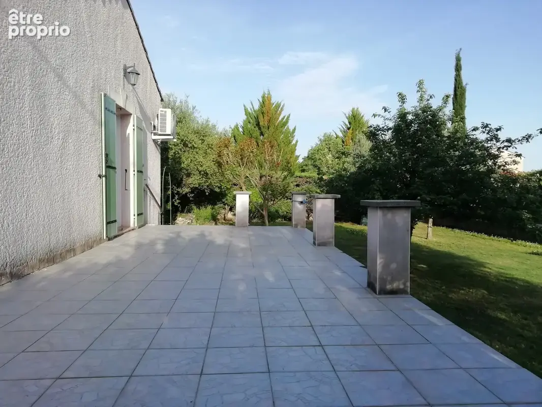 Maison de plain-pied avec jardin arboré, terrasse et dépendance - photo 12
