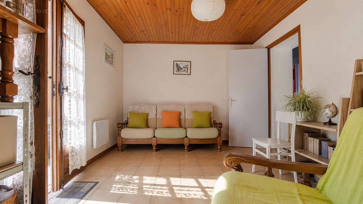 PLAZAC: BELLE VUE ET CALME! - Maison avec gîte attenant. 3/4 chambres. Dépendance. Terrain constructible , Prés et bois environ  - photo 16