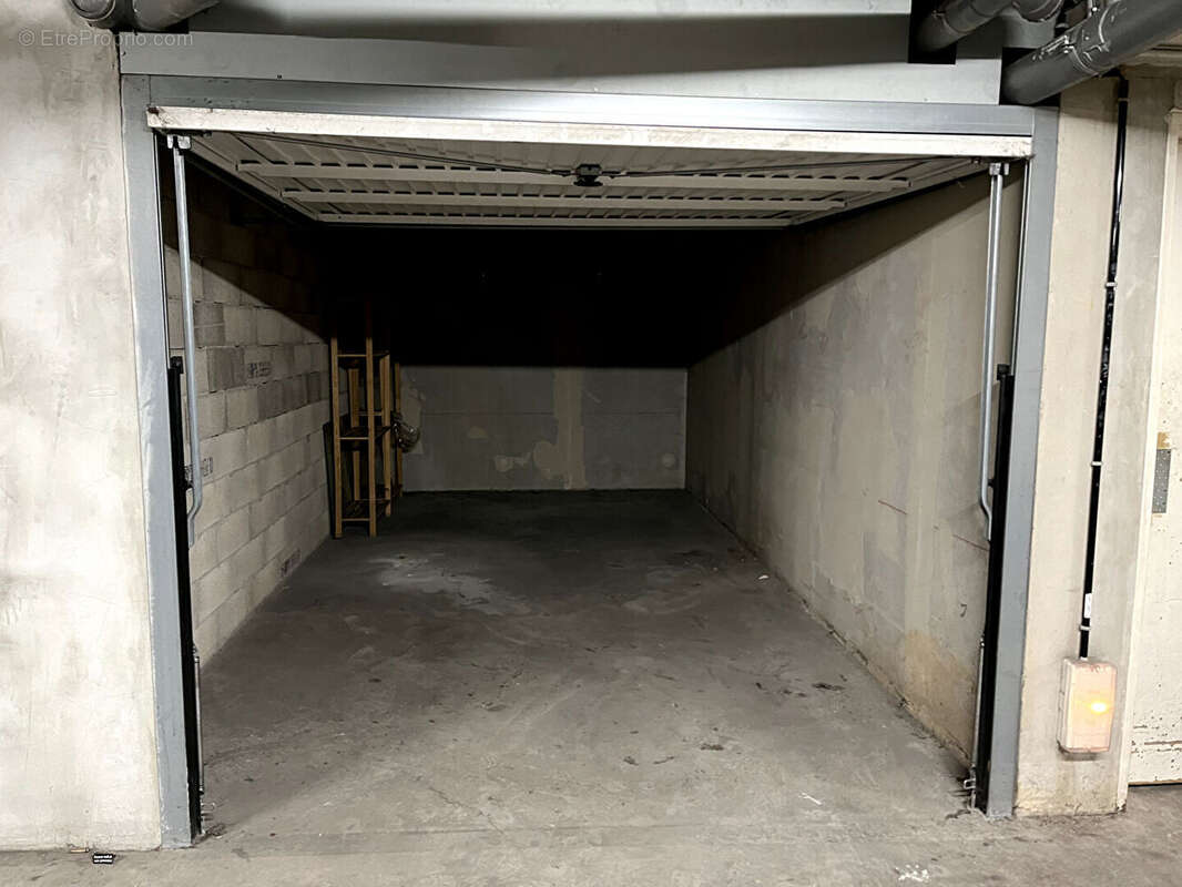 GARAGE fermé à vendre sur Marseille 13ème, limite Allauch dans une résidence  fermée et sécurisée - photo 3