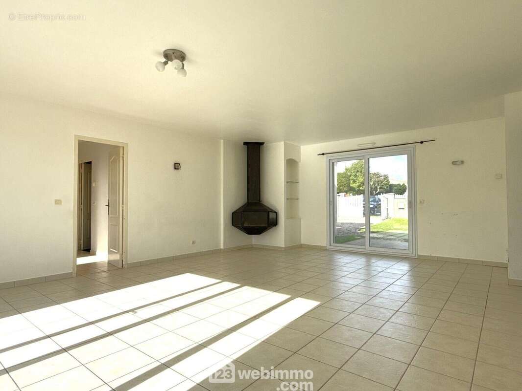 Elle autorise un bel espace salon et salle à manger, - Maison à QUINCAY