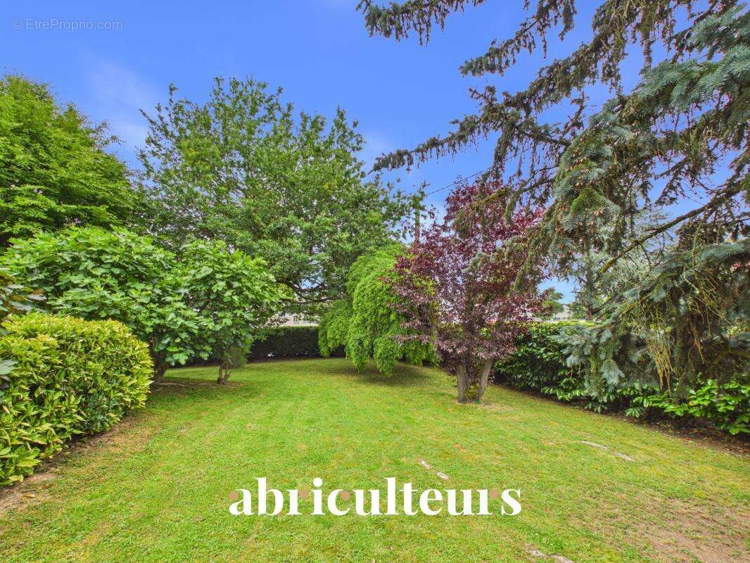 Magnifique Propriété Familiale de charme de 310 m² avec piscine et magnifique jardin arboré en vente à Yerres (91) - photo 3