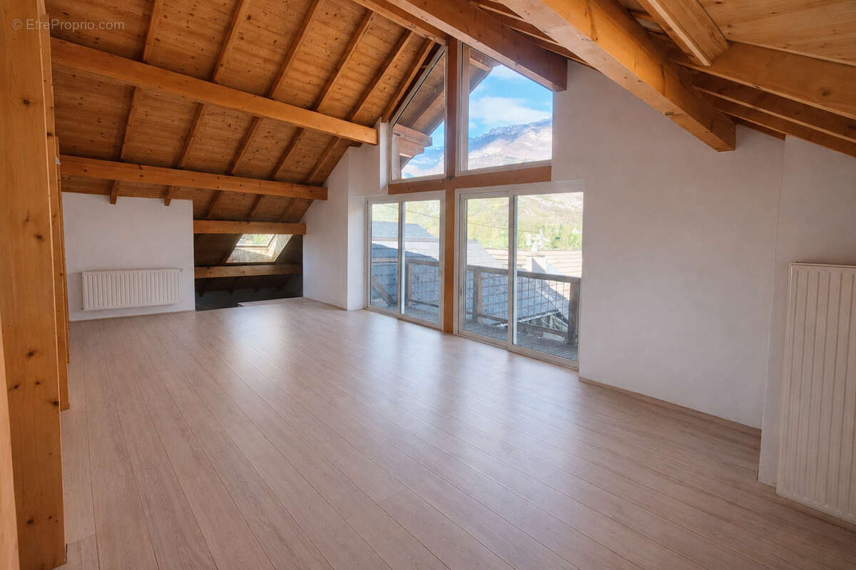 Secteur Sonnaz ancienne ferme rénovée d'environ 242 m2 avec un T2 indépendant - photo 2