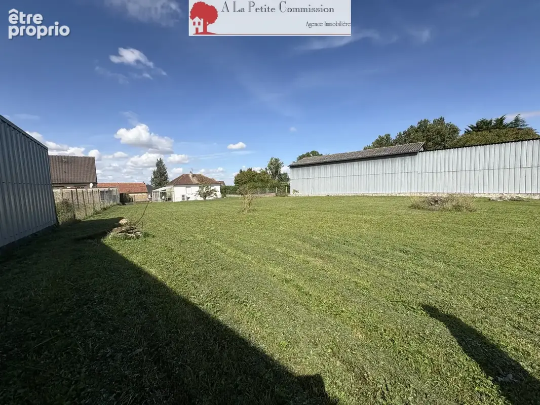 Photo Terrain à Sours au prix de 146 000€